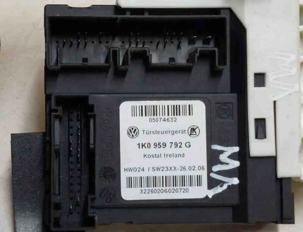 VOLKSWAGEN Passat B7 (2010-2015) Маторчик стеклоподъемника передней левой двери 1K0959702K,1K0959792G,981236104,980852111 32725812