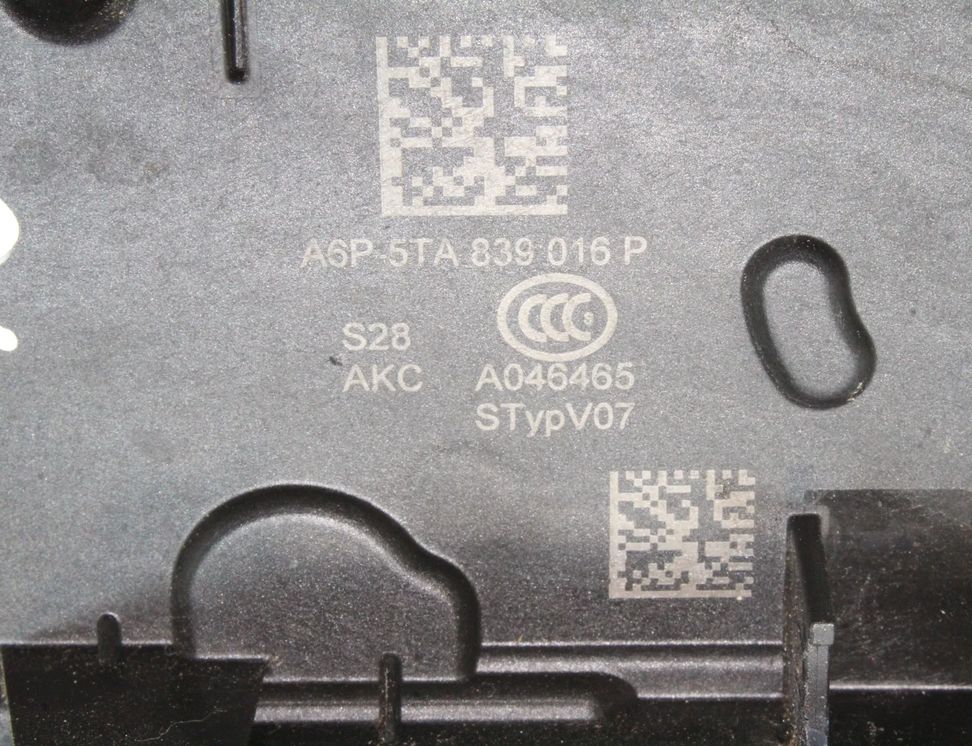 VOLKSWAGEN Golf 8 generation (2019-2023) Замок задней правой двери 5TA839016P 31952187