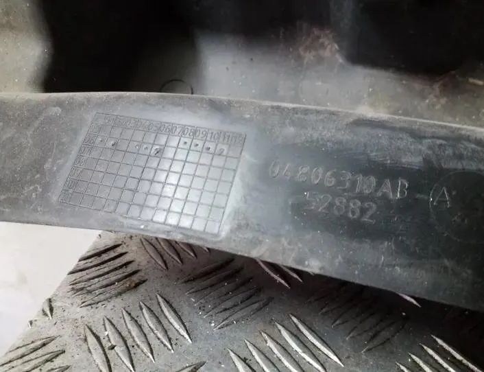 CHRYSLER 300C 1 generation (2005-2011) Інші частини моторного відсіку 25155049