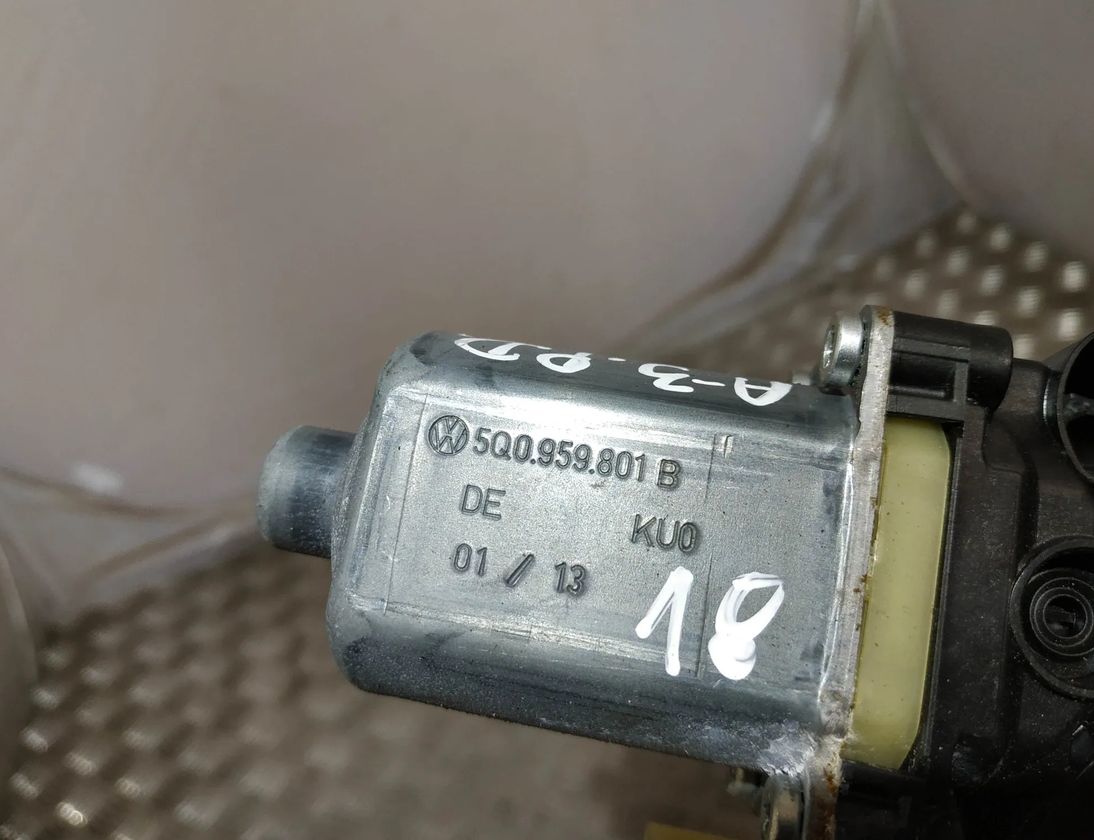 AUDI A3 8V (2012-2020) Мотор керування вікном передньої правої двері 5Q0959801B,0130822717 20490183