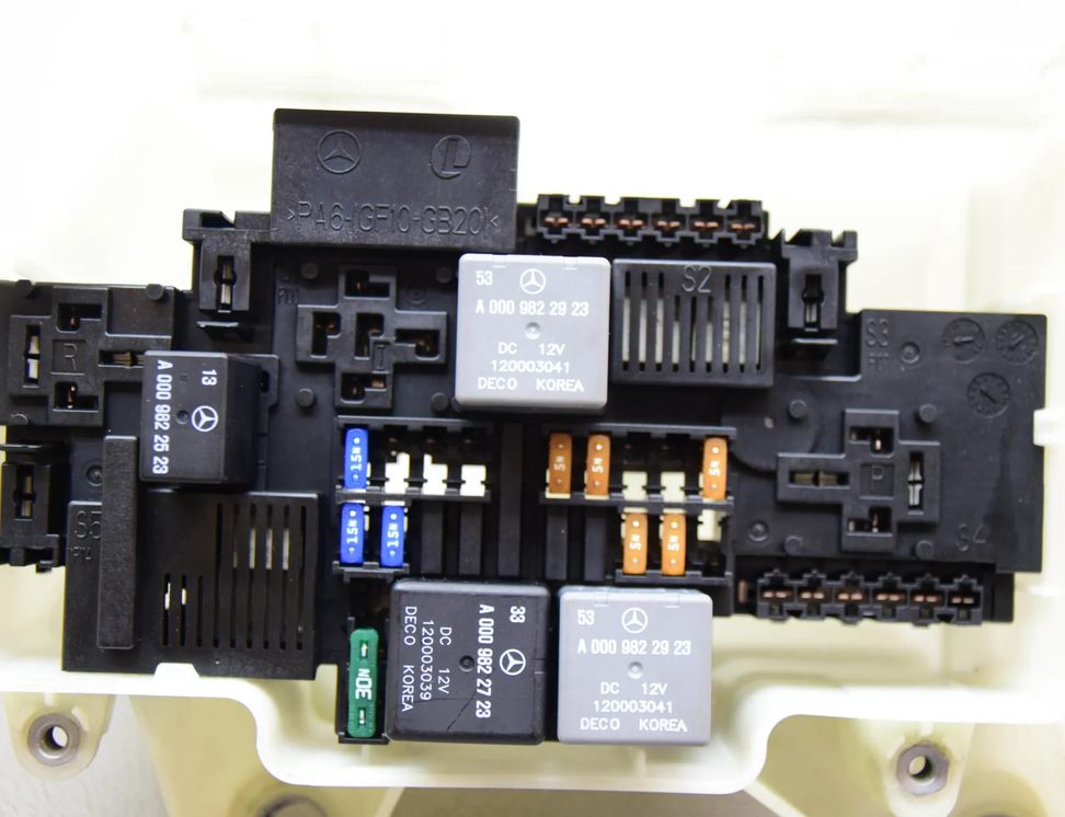 MERCEDES-BENZ C-Class W205/S205/C205 (2014-2023) Блок предохранителей A2229063202,A2055400082 21815203