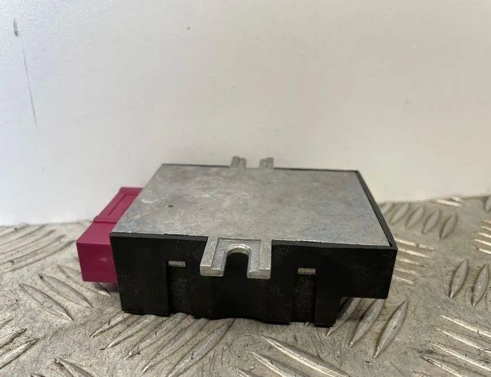 BMW 3 Series E90/E91/E92/E93 (2004-2013) Керування паливним насосом 7218339 21451424