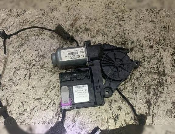 VOLKSWAGEN Touran 1 generation (2003-2015) Мотор керування вікном передньої правої двері 1T0959702 17435591