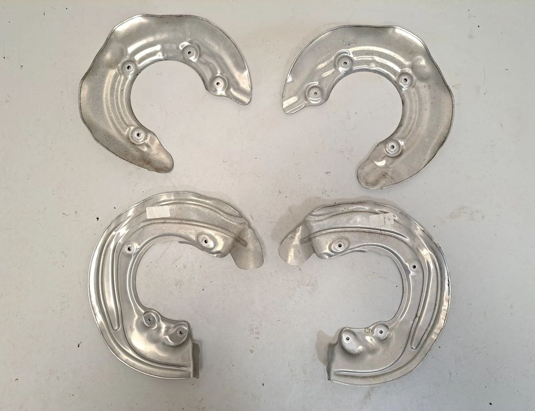 BMW X4 G02 (2018-2024)  Комплект тормозных систем суппортов и дисков 6883733,6883734,6883483,6883484,8853555,6870529,6870530,6887385,6887387,6887388,6882245,6882246,6870531,6870532,6887386 30739429