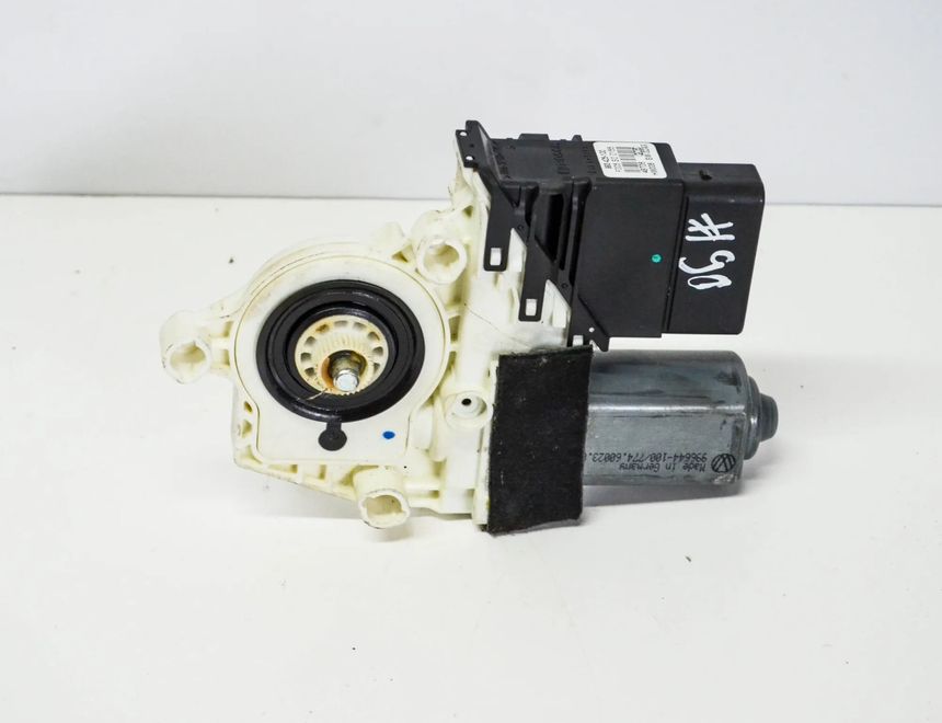SEAT Altea 1 generation (2004-2013) Маторчик стеклоподъемника задней правой двери 5P0839402 3184855