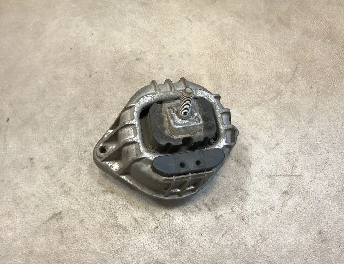 BMW 3 Series E90/E91/E92/E93 (2004-2013) Ліва опора двигуна 139811 14218923