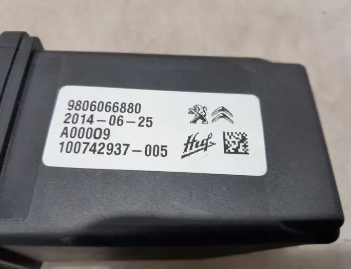 CITROËN C4 Picasso 2 generation (2013-2018) Блок управления двигателем 9666681180,9807502980,36448900,9806066880,9804127280,9815905380,9800630080,9814247280,100742937005,S180123008C,1610104480,1610454780,22661F,A01IAA,1677629380,1657646380,980406748002,BSIN0500,E1095295,20868925,A000O9 26874829