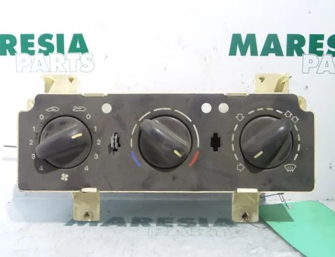 CITROËN Xsara 1 generation (1997-2004) Pегулятор климы 810621263F 33026410