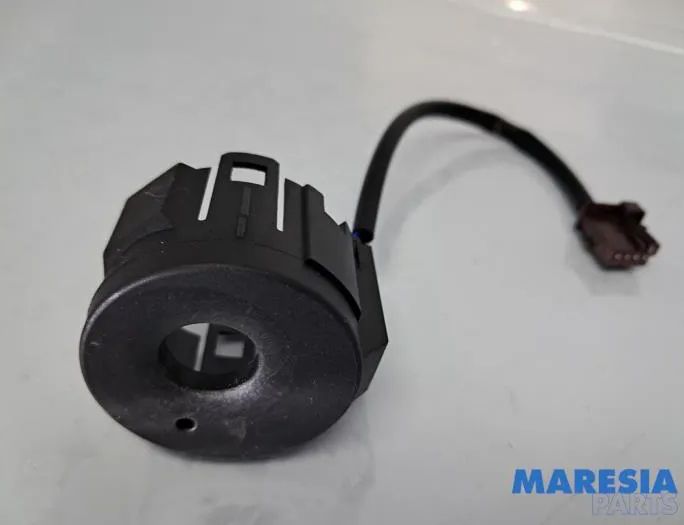 PEUGEOT 208 Peugeot 208 (2012-2015) Блок управления двигателем 9800913080,1612859880,9805321980,V29033054A,9678355980,1611426880,1608326180,BSIN03 33051108