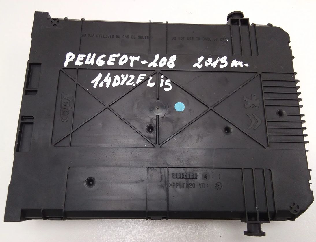 PEUGEOT 208 Peugeot 208 (2012-2015) Блок запобіжників 9807532080 13849822