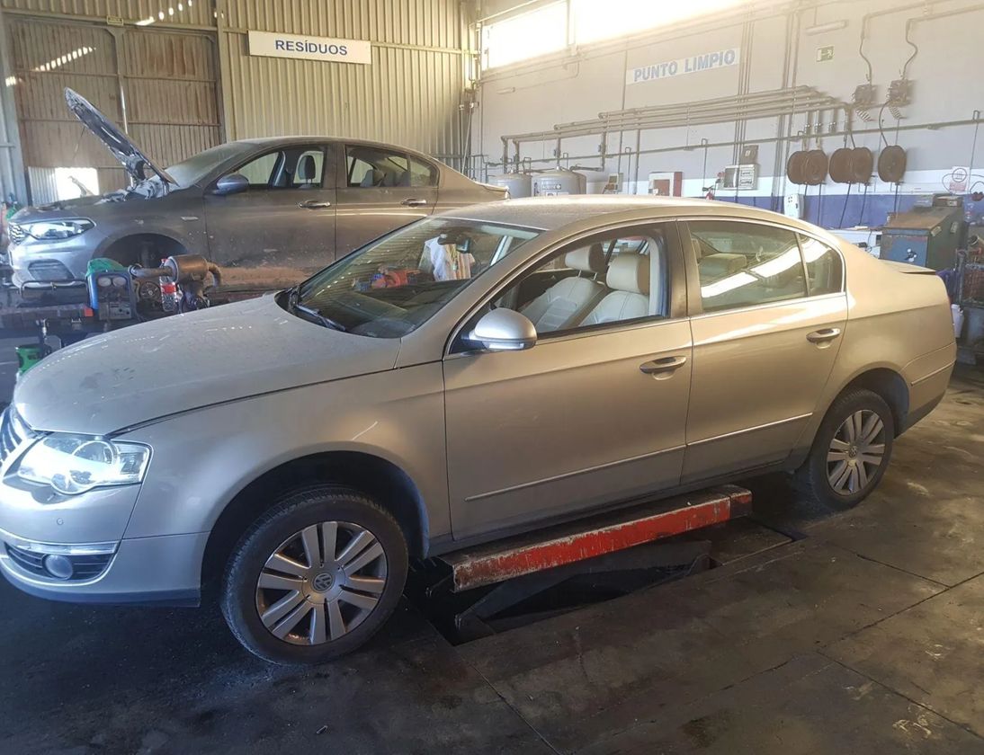 VOLKSWAGEN Passat B6 (2005-2010) Передній правий амортизатор 29636069