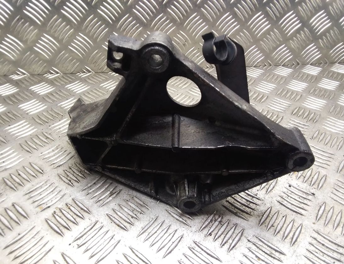 BMW 3 Series E90/E91/E92/E93 (2004-2013) Кронштейн двигателя левой стороны 2211677504101 13719883