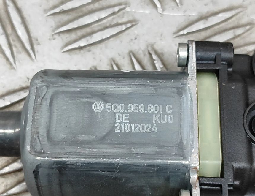 VOLKSWAGEN Tiguan 2 generation (2016-2024) Мотор керування вікном передньої правої двері 5Q0959801C,0130822077 28277499