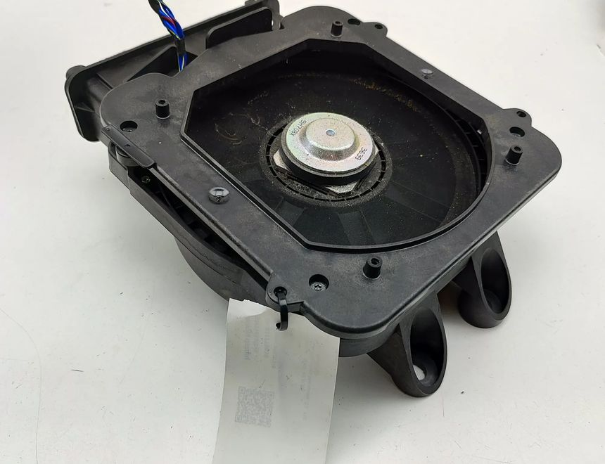 BMW X2 F39 (2017-2023) Низкочастотний динамік правого боку 9275996 31779636