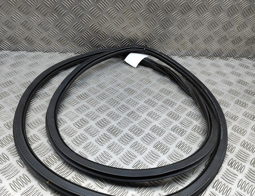 AUDI RS Q3 8U (2013-2020) Гумовий ущільнювач передніх лівих дверей 8U0831721A 32634353