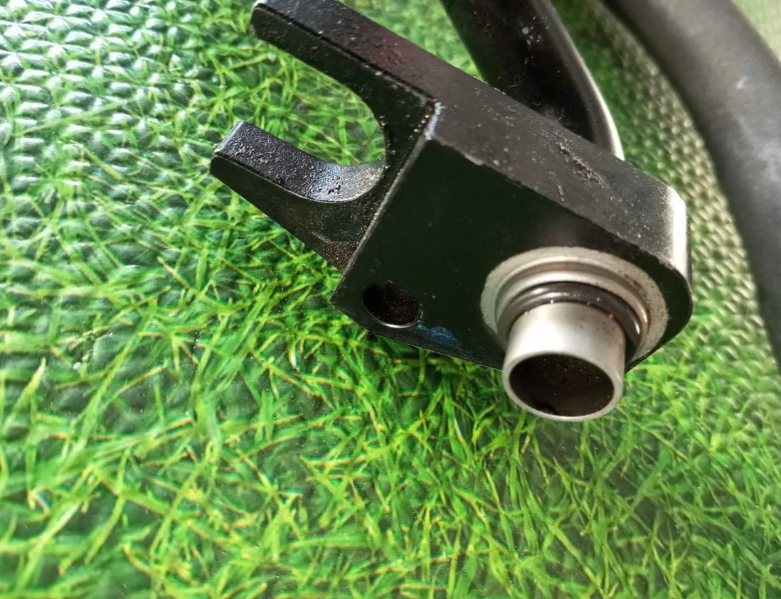 BMW M6 E63/E64 (2004-2010) Шланг повернення масла 2282912 21588862