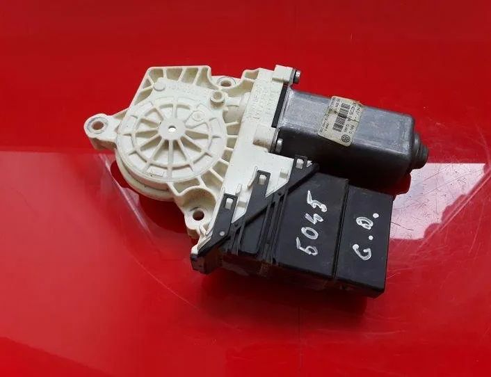 VOLKSWAGEN Passat Variant 1 generation (2010-2024) Маторчик стеклоподъемника задней правой двери 1K0959704P,974226114,984065340 25530650