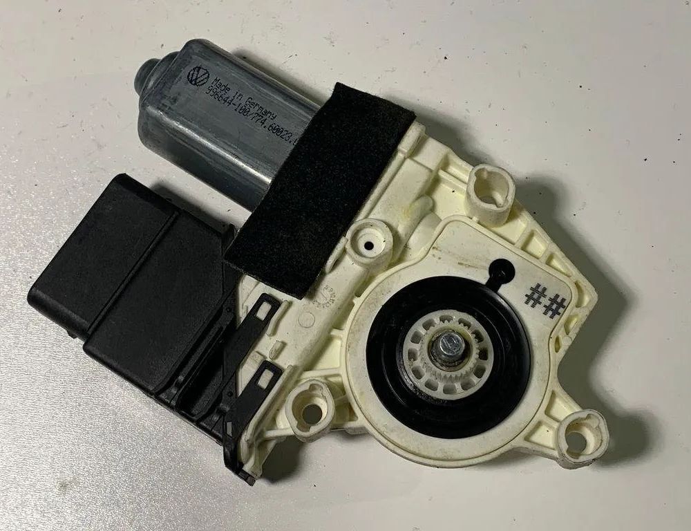 SEAT Altea 1 generation (2004-2013) Моторчик стеклоподъемника задней левой двери 5P0839402 30670390