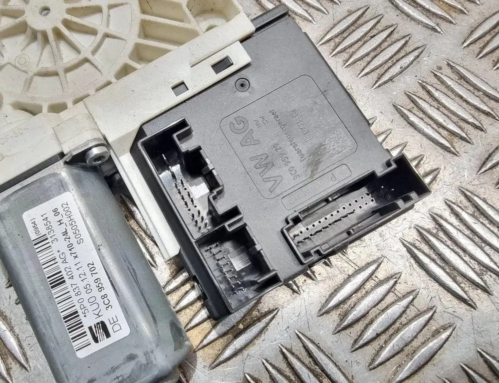 SEAT Altea 1 generation (2004-2013) Маторчик стеклоподъемника передней левой двери 5P0837402AG,3C8959702 33478233