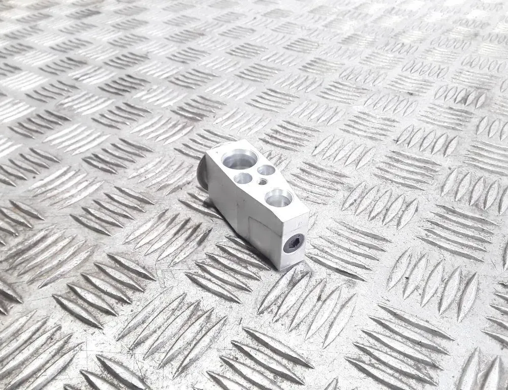 VOLKSWAGEN Golf 8 generation (2019-2023) Клапан расширения кондиционера воздуха 5Q0820679E 33528152