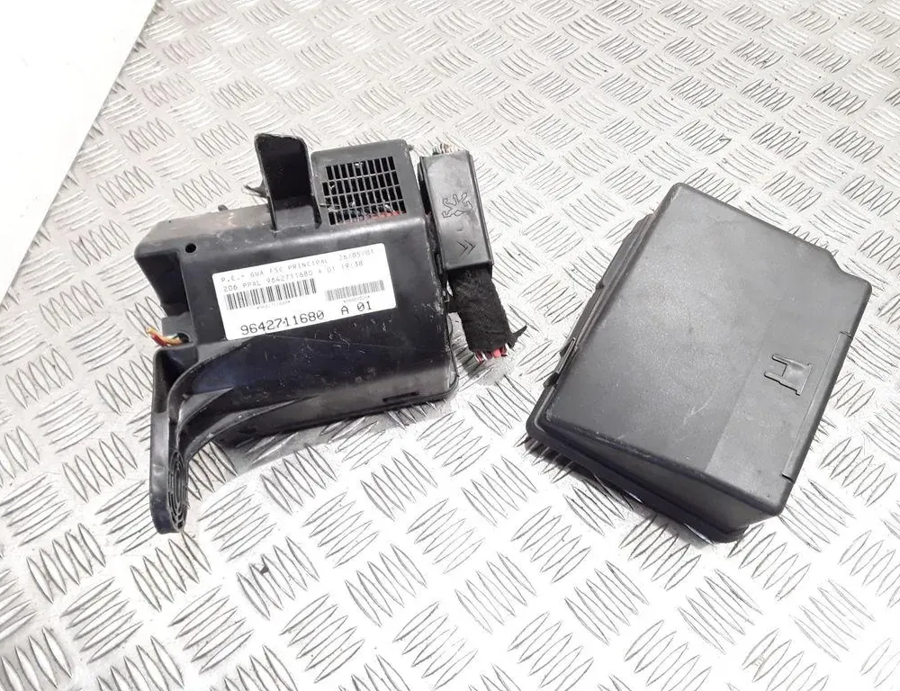 PEUGEOT 206 1 generation (1998-2009) Блок запобіжників 9642711680 35105744