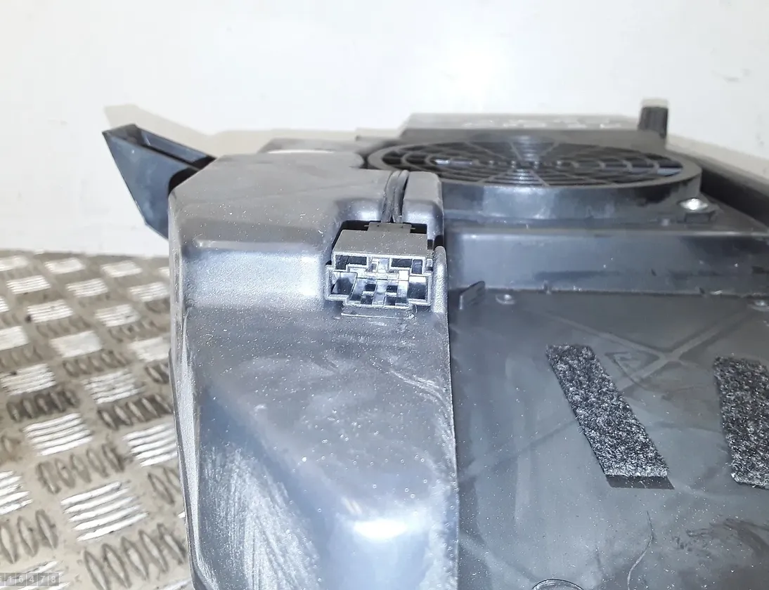 AUDI A4 B7/8E (2004-2008) Низкочастотний динамік правого боку 33525482