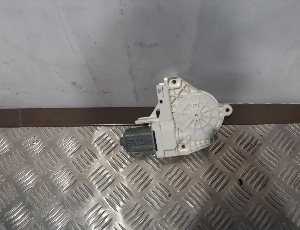 AUDI A6 C6/4F (2004-2011) Мотор керування вікном задніх правих дверей 8K0959812A 33406385