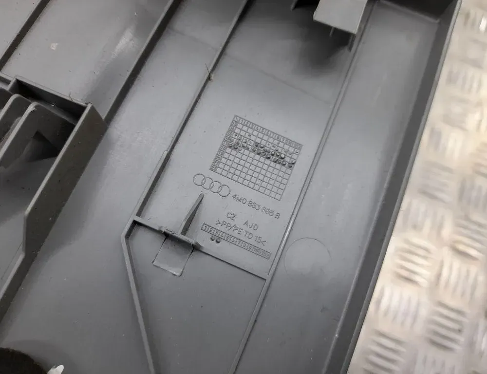 AUDI Q7 4L (2005-2015) Деталі обробки сидінь 4M0883685B 33425330