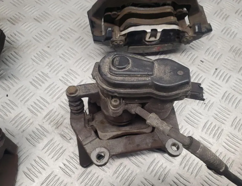 AUDI A4 B9/8W (2015-2024) Комплект гальмівної системи, супорти та диски 33448184