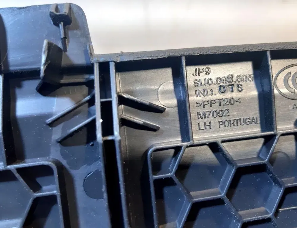 AUDI Q3 F3 (2018-2024) Обшивка задньої лівої стійки 8U0868605 33484794