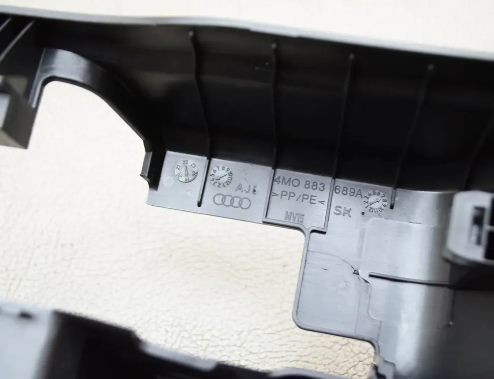 AUDI Q7 4M (2015-2024) Деталі обробки сидінь 4M0883689A 17887186