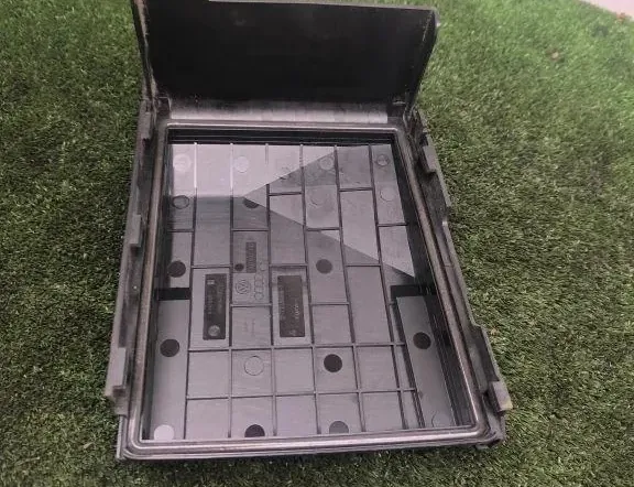 VOLKSWAGEN Golf 8 generation (2019-2023) Кришка блоку запобіжників 17180061,1K0937132 34246514