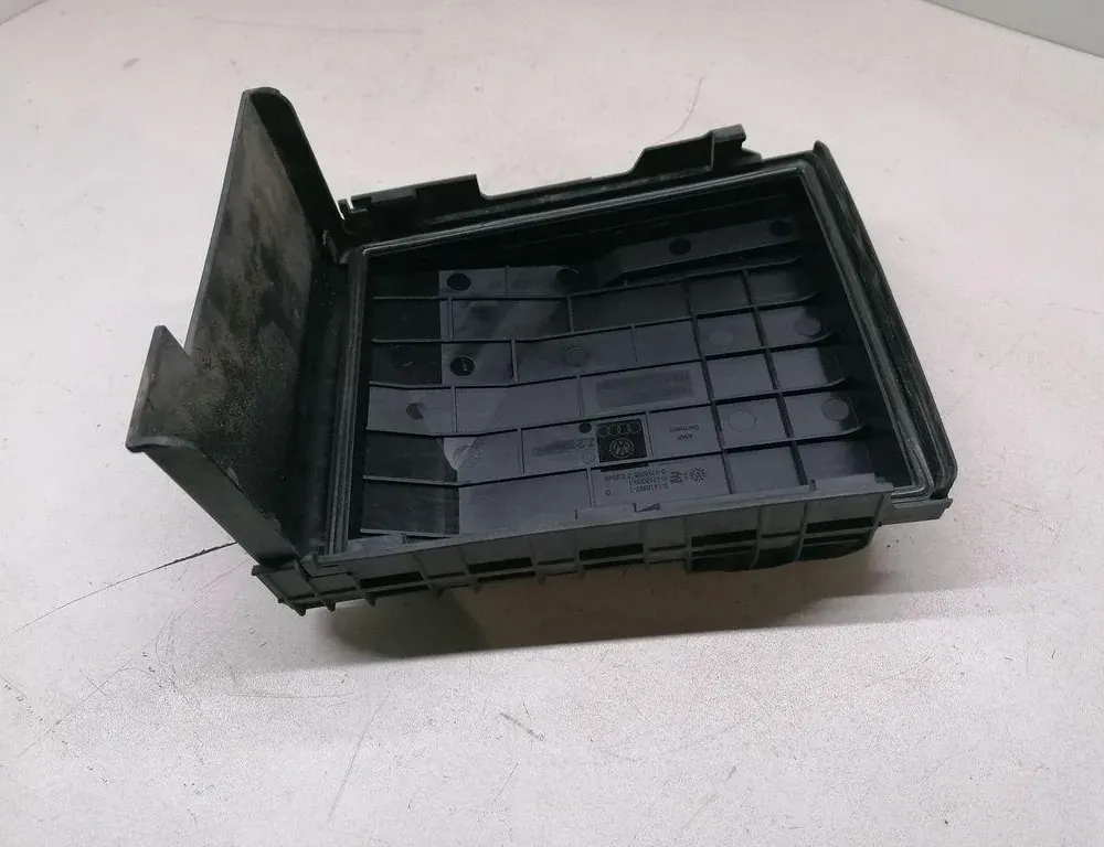 VOLKSWAGEN Golf 6 generation (2008-2015) Кришка блоку запобіжників 017180061,014189871,1K0937132 34247739