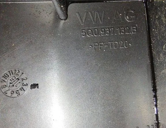 VOLKSWAGEN Passat B8 (2014-2023) Кришка блоку запобіжників 5Q0937132B 34991566