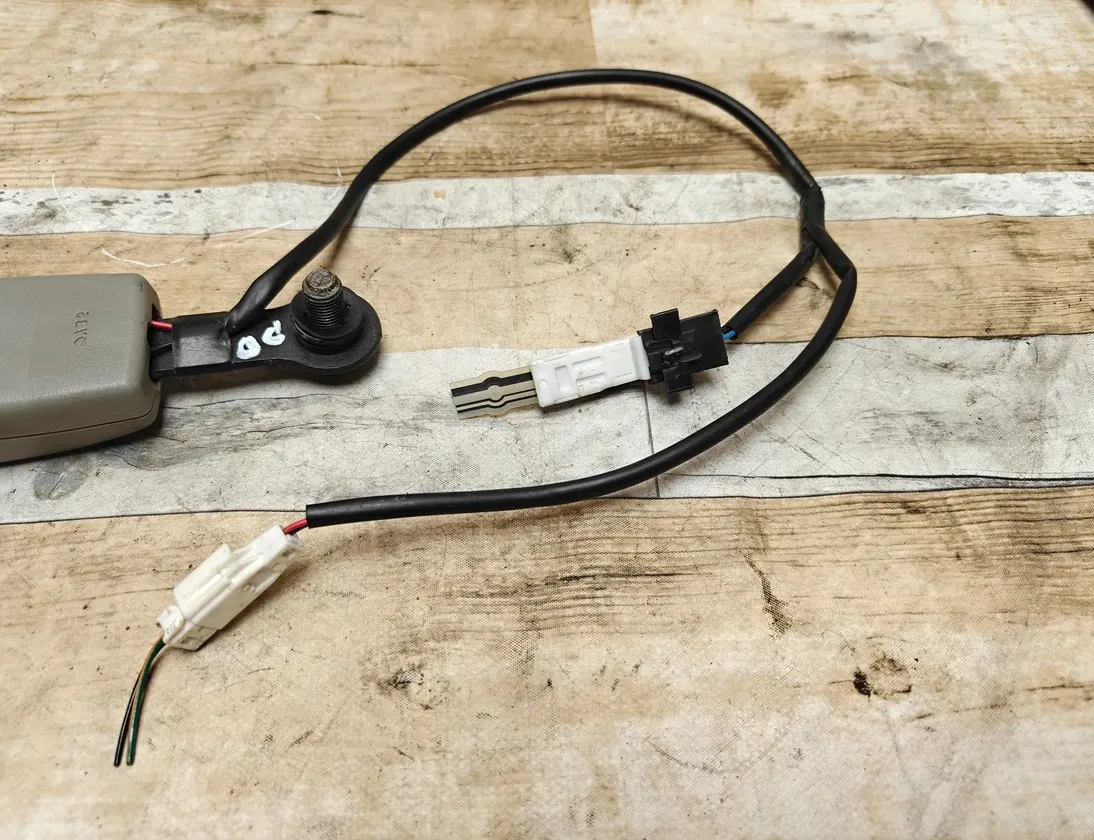 NISSAN X-Trail T30 (2001-2007) Пряжка ремня безопасности переднего правого сиденья 33475373