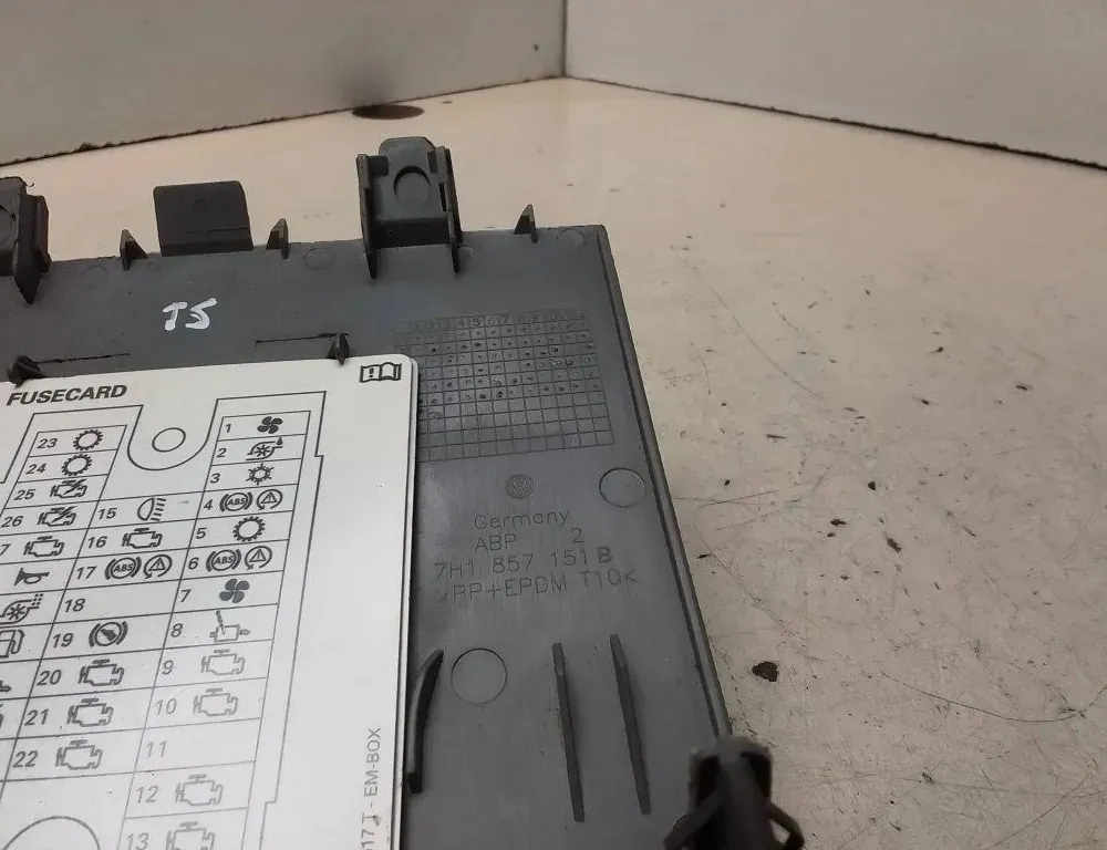VOLKSWAGEN Transporter T5 (2003-2015) Кришка блоку запобіжників 7H1857151B 34179552