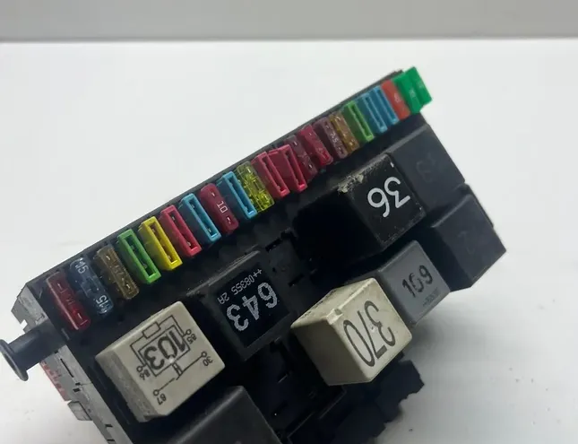 VOLKSWAGEN Passat B4 (1993-1997) Блок плавких запобіжників 357937039 35106663