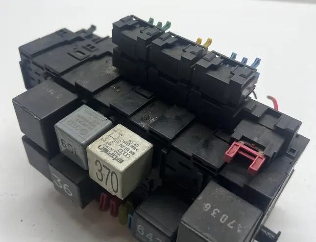 VOLKSWAGEN Passat B4 (1993-1997) Блок плавких запобіжників 357937039 35106663