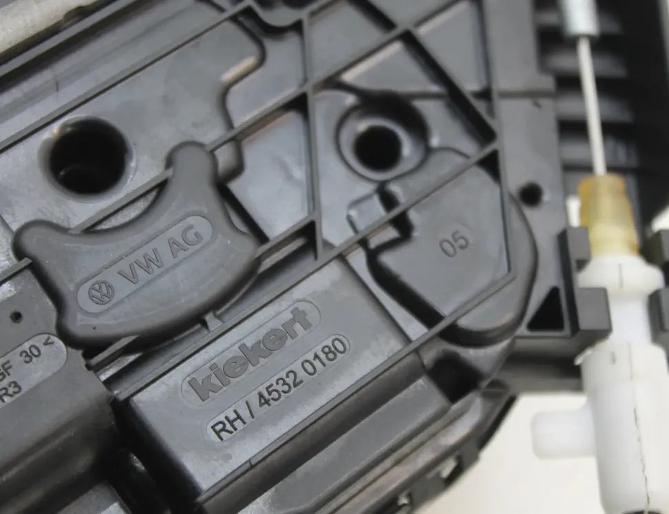 SEAT Leon Замок двери передний правый 5TC837016D 33515907