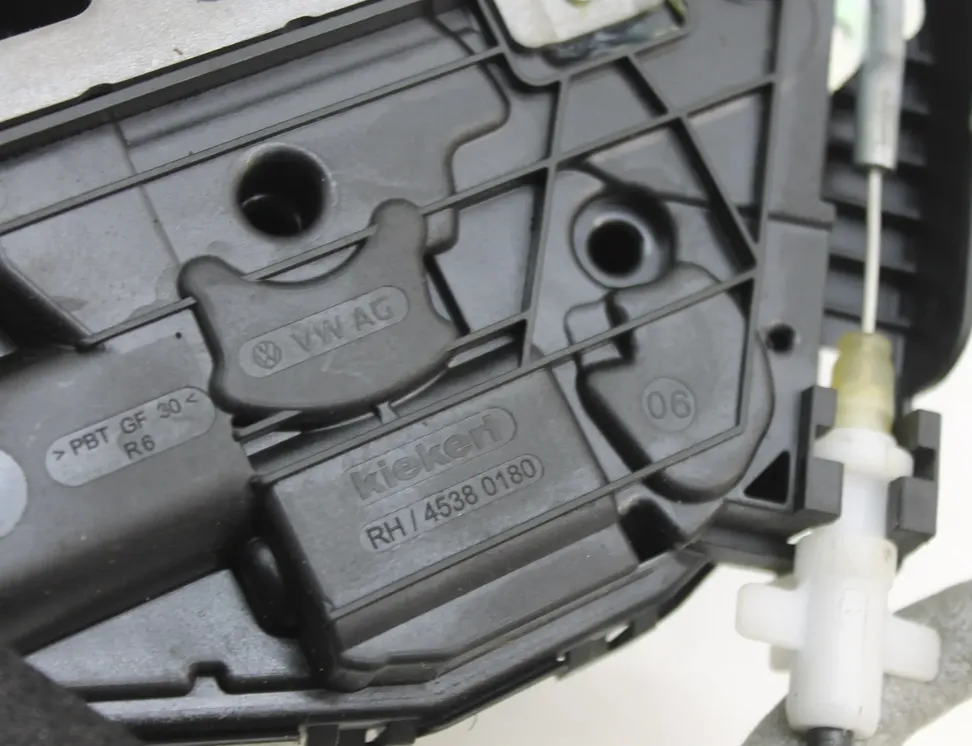 SEAT Leon Замок задніх правих дверей 5TA839016P 33515973