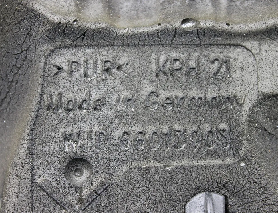 VOLKSWAGEN Passat B8 (2014-2023) Декоративная крышка двигателя 04L103925Q 35107286