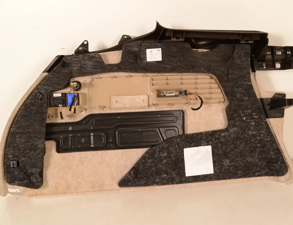 VOLKSWAGEN Touareg 2 generation (2010-2018) Обрізка правого боку багажника 7P6863820B 11389685