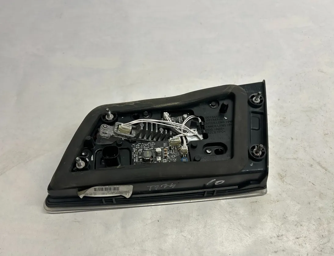 TESLA Model S 1 generation (2012-2024) Ліхтар задньої кришки 600592500C,6005925-00-C 35106025