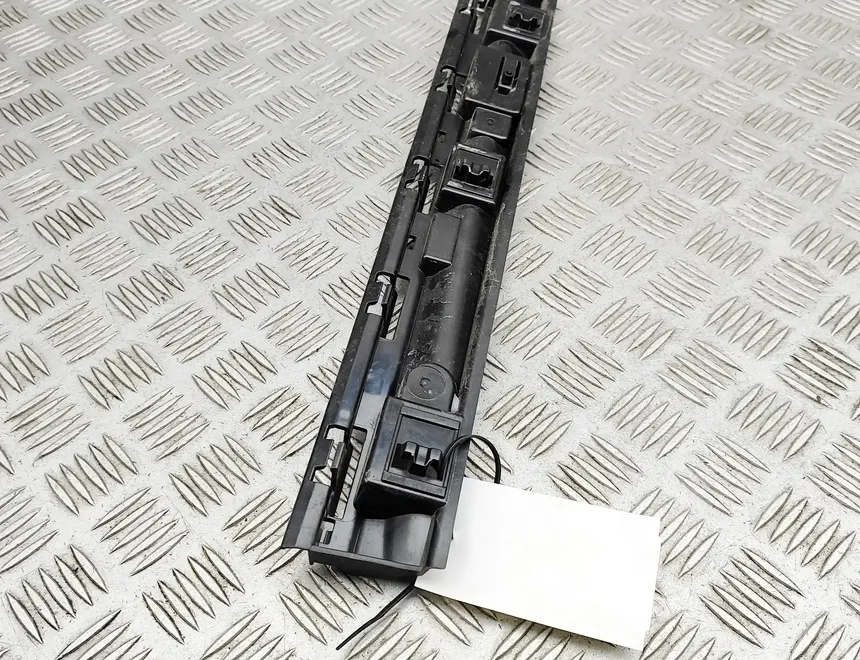 BMW X1 F48/F49 (2015-2023) Передній правий тримач бічної спідниці 7332330 33945220