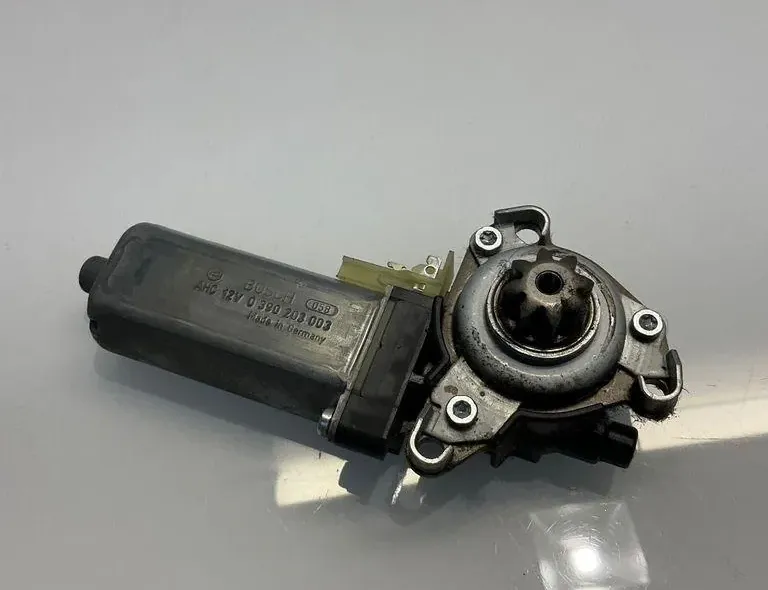 MERCEDES-BENZ E-Class W211/S211 (2002-2009) Мотор керування переднім лівим сидінням 0390203003 33405122