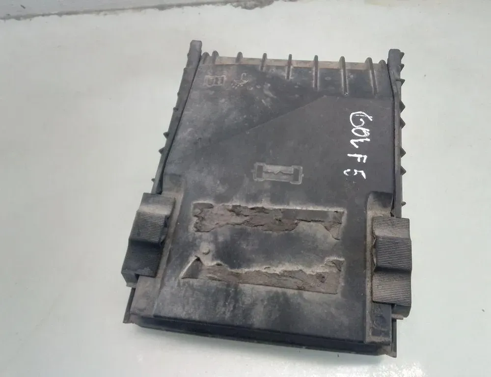 VOLKSWAGEN Golf 5 generation (2003-2009) Кришка блоку запобіжників 1K0937132 35057252