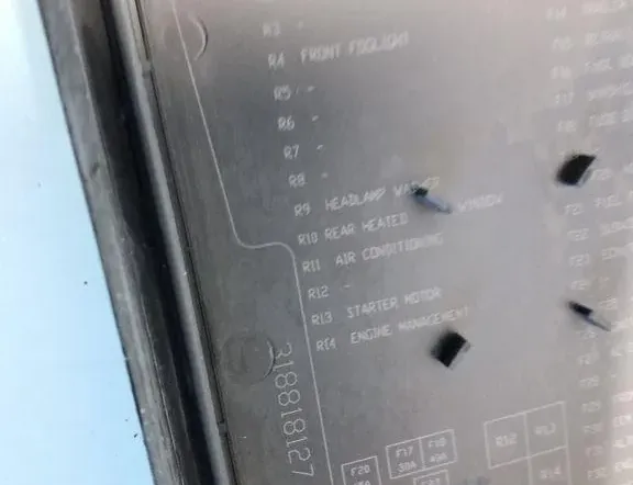 VOLVO V50 1 generation (2003-2012) Кришка блоку запобіжників 318818127 35075026