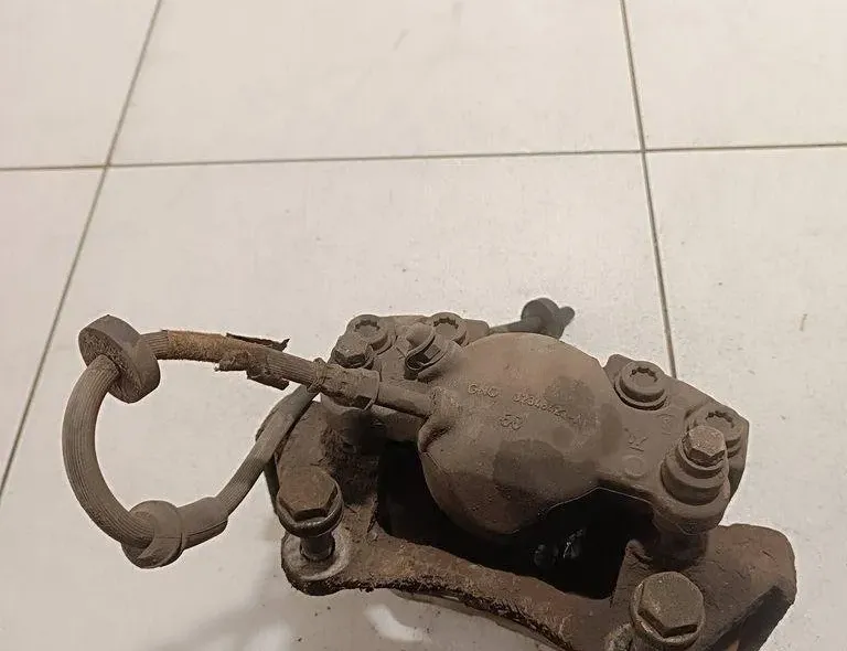 AUDI A7 C7/4G (2010-2020) Передній правий гальмівний супорт 32348422 30357186