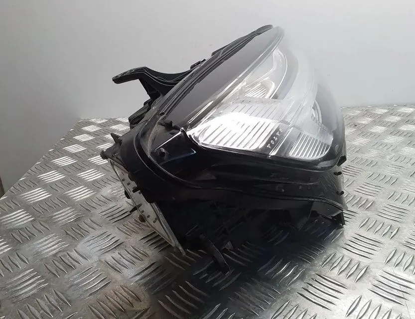 VOLVO V60 2 generation (2018-2023) Правий передній фар 34618918