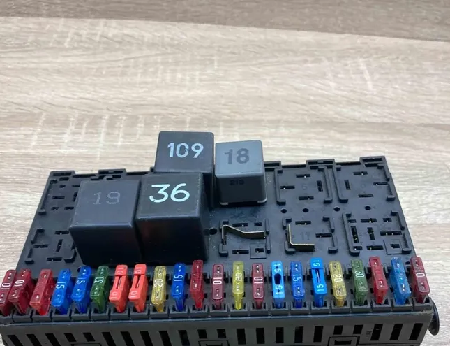 VOLKSWAGEN Transporter T4 (1990-2003) Блок запобіжників 357937039,Fuse 34381993